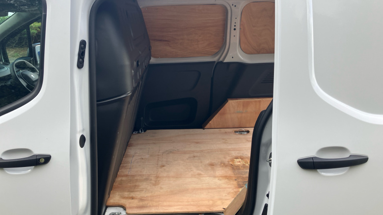 Peugeot Partner E-Standard 800 100kW 50kWh Professional Premium + Van Auto